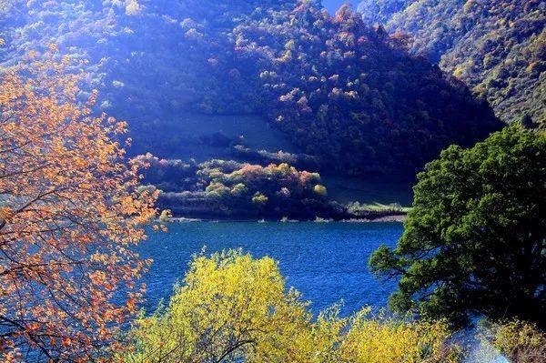 九寨沟有什么好玩的，稻城亚丁和九寨沟有哪些区别（九寨沟边上的小九寨）