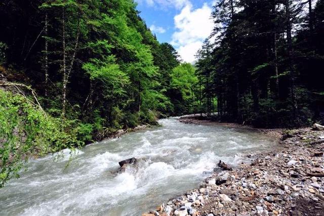 九寨沟有什么好玩的，稻城亚丁和九寨沟有哪些区别（九寨沟边上的小九寨）