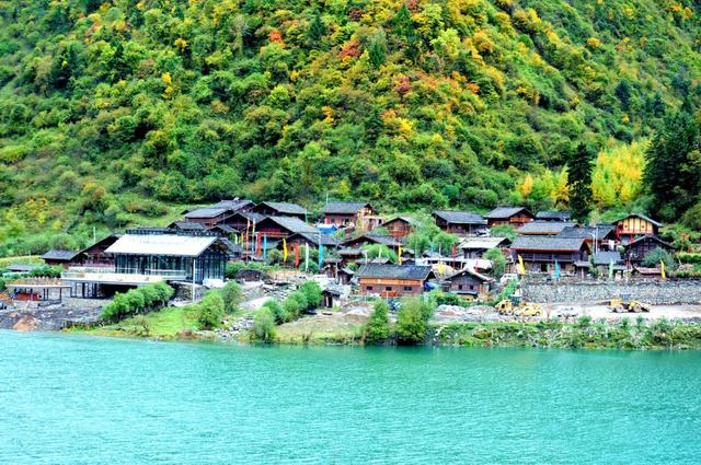 九寨沟有什么好玩的，稻城亚丁和九寨沟有哪些区别（九寨沟边上的小九寨）