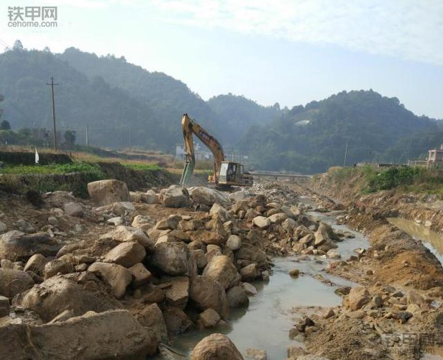 学开挖机要多少钱学费，蓝翔技校挖掘机学费多少钱（7年求学路：自费1万学挖机）