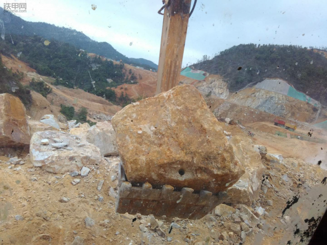 学开挖机要多少钱学费，蓝翔技校挖掘机学费多少钱（7年求学路：自费1万学挖机）