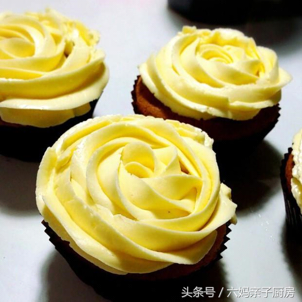 蛋糕奶油怎么做，自己在家怎么做生日蛋糕上的奶油（家庭烘焙有这十款奶油的做法就够了）