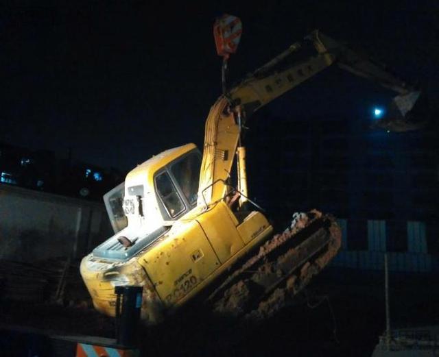 学开挖机要多少钱学费，蓝翔技校挖掘机学费多少钱（7年求学路：自费1万学挖机）