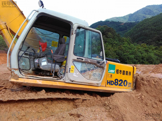 学开挖机要多少钱学费，蓝翔技校挖掘机学费多少钱（7年求学路：自费1万学挖机）