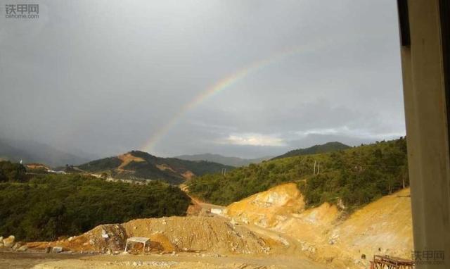 学开挖机要多少钱学费，蓝翔技校挖掘机学费多少钱（7年求学路：自费1万学挖机）