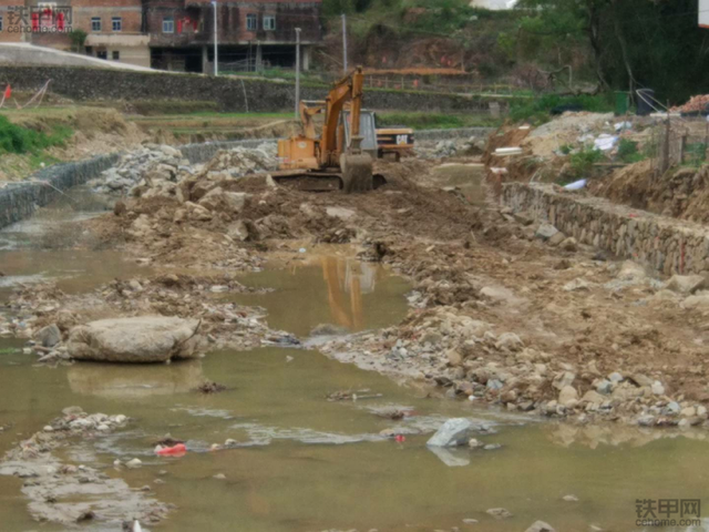 学开挖机要多少钱学费，蓝翔技校挖掘机学费多少钱（7年求学路：自费1万学挖机）