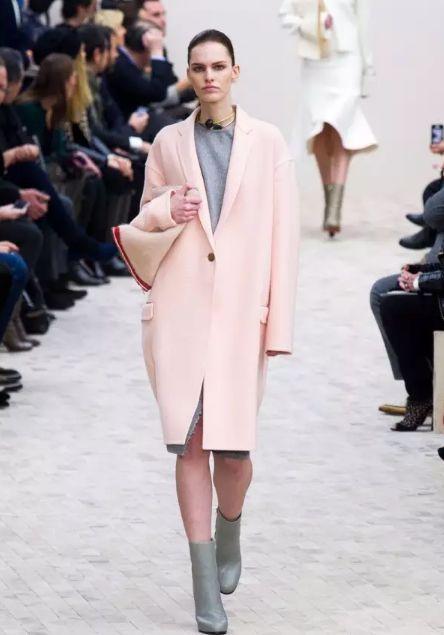 高腰短裤怎么搭配，高腰裤如何搭配上衣（粉丝系女生看起来很清爽大方）