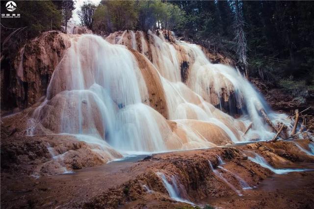 牟尼沟在哪里 主要景点有哪些，牟尼沟在哪里（冬至黄龙，寻美牟尼沟）