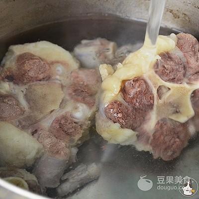 牛尾汤的功效与作用，癌症喝牛尾汤的功效与作用（红枣清炖牛尾汤的做法）