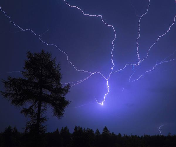 梦见打雷下雨有什么征兆，梦见打雷下雨是什么意思（周公解梦丨梦里电闪雷鸣）