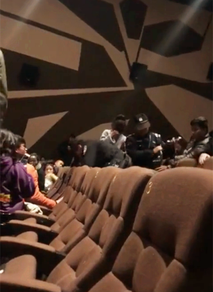 当群演怎么做到一下子哭出来，当群演怎么做到一下子哭出来的（打闹被保安驱赶）