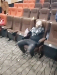 当群演怎么做到一下子哭出来，当群演怎么做到一下子哭出来的（打闹被保安驱赶）