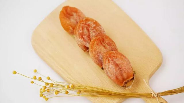 柿饼冷藏还是冷冻，柿饼要放冰箱冷冻吗（用这种方法保存半年不会坏）