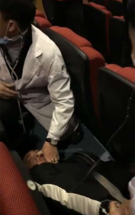 当群演怎么做到一下子哭出来，当群演怎么做到一下子哭出来的（打闹被保安驱赶）