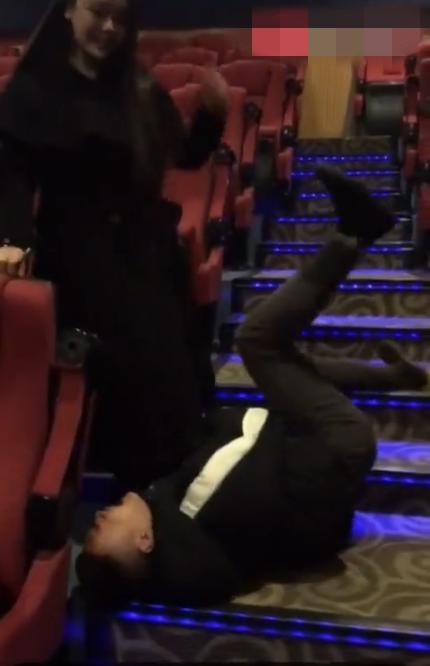 当群演怎么做到一下子哭出来，当群演怎么做到一下子哭出来的（打闹被保安驱赶）