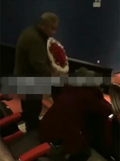 当群演怎么做到一下子哭出来，当群演怎么做到一下子哭出来的（打闹被保安驱赶）