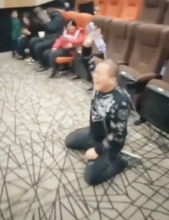 当群演怎么做到一下子哭出来，当群演怎么做到一下子哭出来的（打闹被保安驱赶）