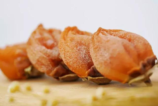 柿饼冷藏还是冷冻，柿饼要放冰箱冷冻吗（用这种方法保存半年不会坏）