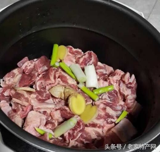 南瓜炖牛肉的做法，南瓜烧牛肉的家常做法（味道可不简单哦）