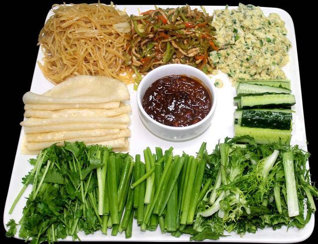 老北京春饼做法和配方，把菜和饼蘸着甜面酱一卷