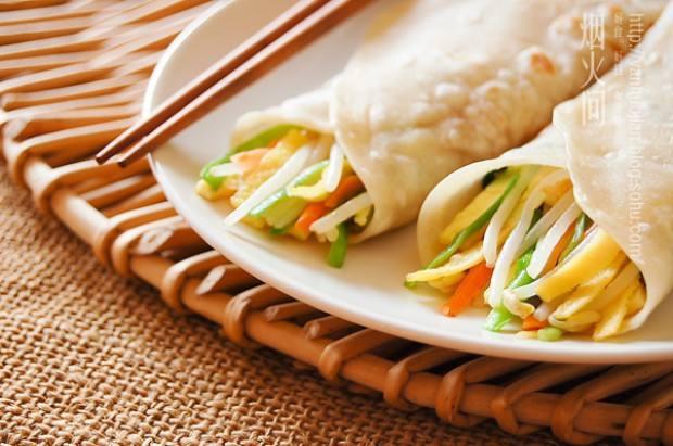老北京春饼做法和配方，把菜和饼蘸着甜面酱一卷