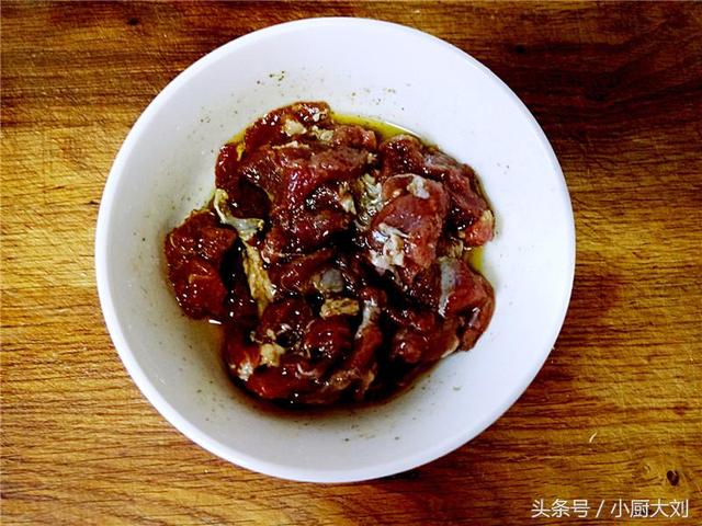 炒孜然羊肉的家常做法，孜然羊肉怎么做最好吃又嫩不油炸（这道孜然炒羊肉做法简单）