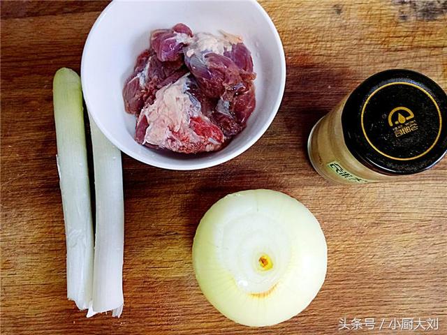 炒孜然羊肉的家常做法，孜然羊肉怎么做最好吃又嫩不油炸（这道孜然炒羊肉做法简单）