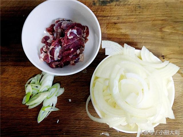 炒孜然羊肉的家常做法，孜然羊肉怎么做最好吃又嫩不油炸（这道孜然炒羊肉做法简单）