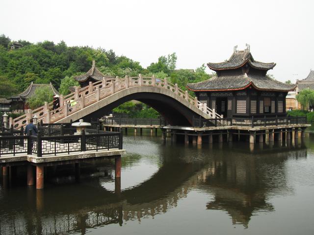 横店在哪个城市 横店影视城，横店在哪个城市哪个区（全球最大的影视城——横店）