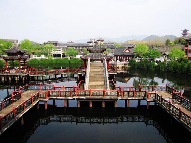 横店在哪个城市 横店影视城，横店在哪个城市哪个区（全球最大的影视城——横店）