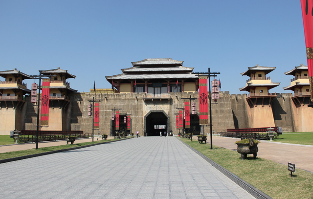 横店在哪个城市 横店影视城，横店在哪个城市哪个区（全球最大的影视城——横店）