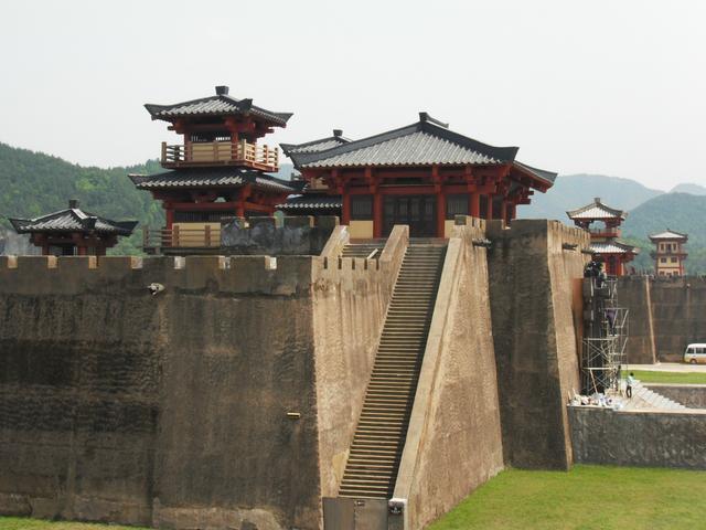 横店在哪个城市 横店影视城，横店在哪个城市哪个区（全球最大的影视城——横店）