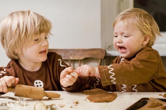 什么地飞填动词，什么地飞翔填动词（“的、地、得”用法）