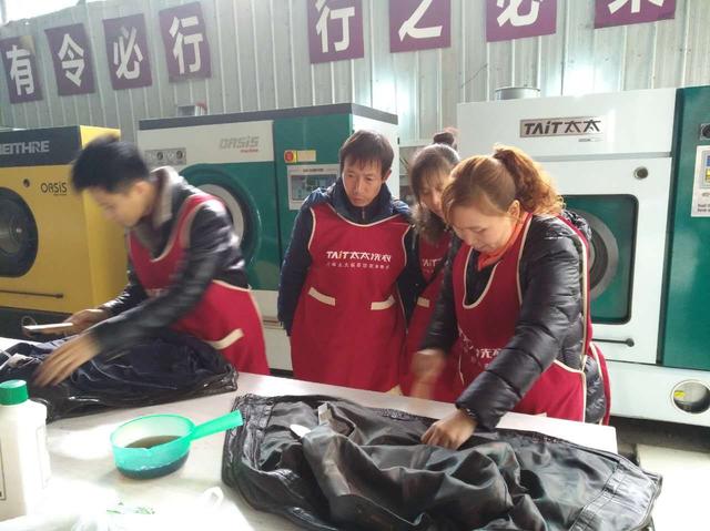 干洗的原理是什么，衣服干洗原理（干洗什么原理）