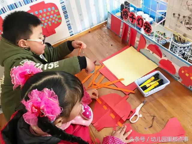 幼儿园手工制作灯笼，中秋节幼儿园手工灯笼制作方法（幼儿园新年区角手工作品之格子灯笼、新年月历、贺卡、印“福”字）