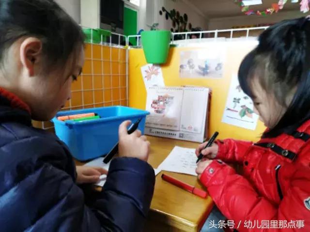 幼儿园手工制作灯笼，中秋节幼儿园手工灯笼制作方法（幼儿园新年区角手工作品之格子灯笼、新年月历、贺卡、印“福”字）