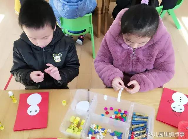 幼儿园手工制作灯笼，中秋节幼儿园手工灯笼制作方法（幼儿园新年区角手工作品之格子灯笼、新年月历、贺卡、印“福”字）