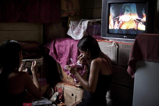 船员的生理需求是怎么解决的，船员是怎么解决生理需求（这些妓女在狭窄的小船上为饥渴难耐的船员提供服务）