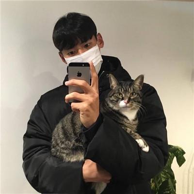 用猫做头像的男生，带猫咪的男生头像微信（男生抱猫头像高清图片2018）