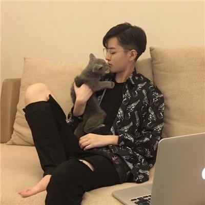 用猫做头像的男生，带猫咪的男生头像微信（男生抱猫头像高清图片2018）