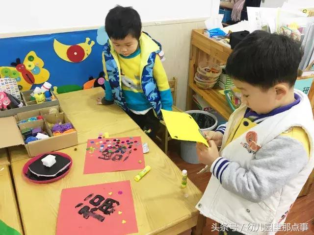 幼儿园手工制作灯笼，中秋节幼儿园手工灯笼制作方法（幼儿园新年区角手工作品之格子灯笼、新年月历、贺卡、印“福”字）