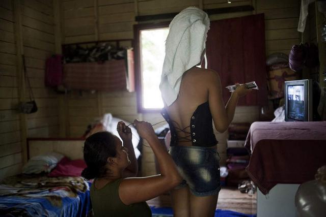 船员的生理需求是怎么解决的，船员是怎么解决生理需求（这些妓女在狭窄的小船上为饥渴难耐的船员提供服务）