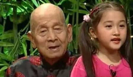 老舍和关晓彤是什么关系，关晓彤家世背景曝光