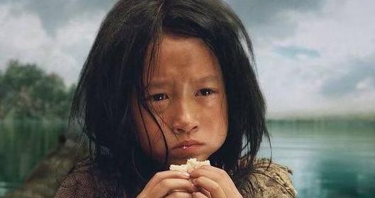 老舍和关晓彤是什么关系，关晓彤家世背景曝光