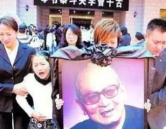 老舍和关晓彤是什么关系，关晓彤家世背景曝光