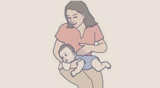 如何给新生儿拍嗝，父母如何让正确帮新生儿拍嗝（新生儿正确拍嗝的几种方式）