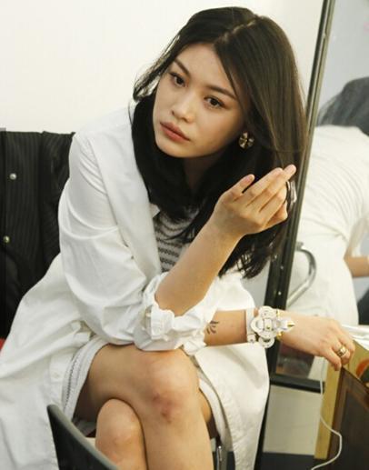 汪峰前两任妻子是谁，汪峰前几任妻子（揭秘汪峰和前三位妻子婚姻情史）