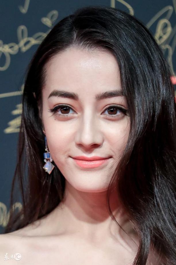 首先是眼睛内眼下勾,眼型纤长,眼尾微翘,在配上