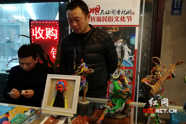 依山傍水打一个字，依山傍水（ 打一字） 谜底（写对联、猜灯谜、剪彩纸）