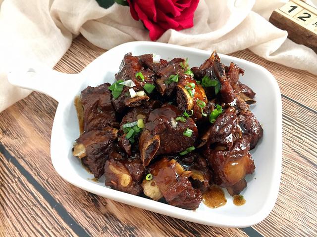 红烧猪排骨如何做，红烧猪排骨如何做才好吃（红烧排骨的做法）